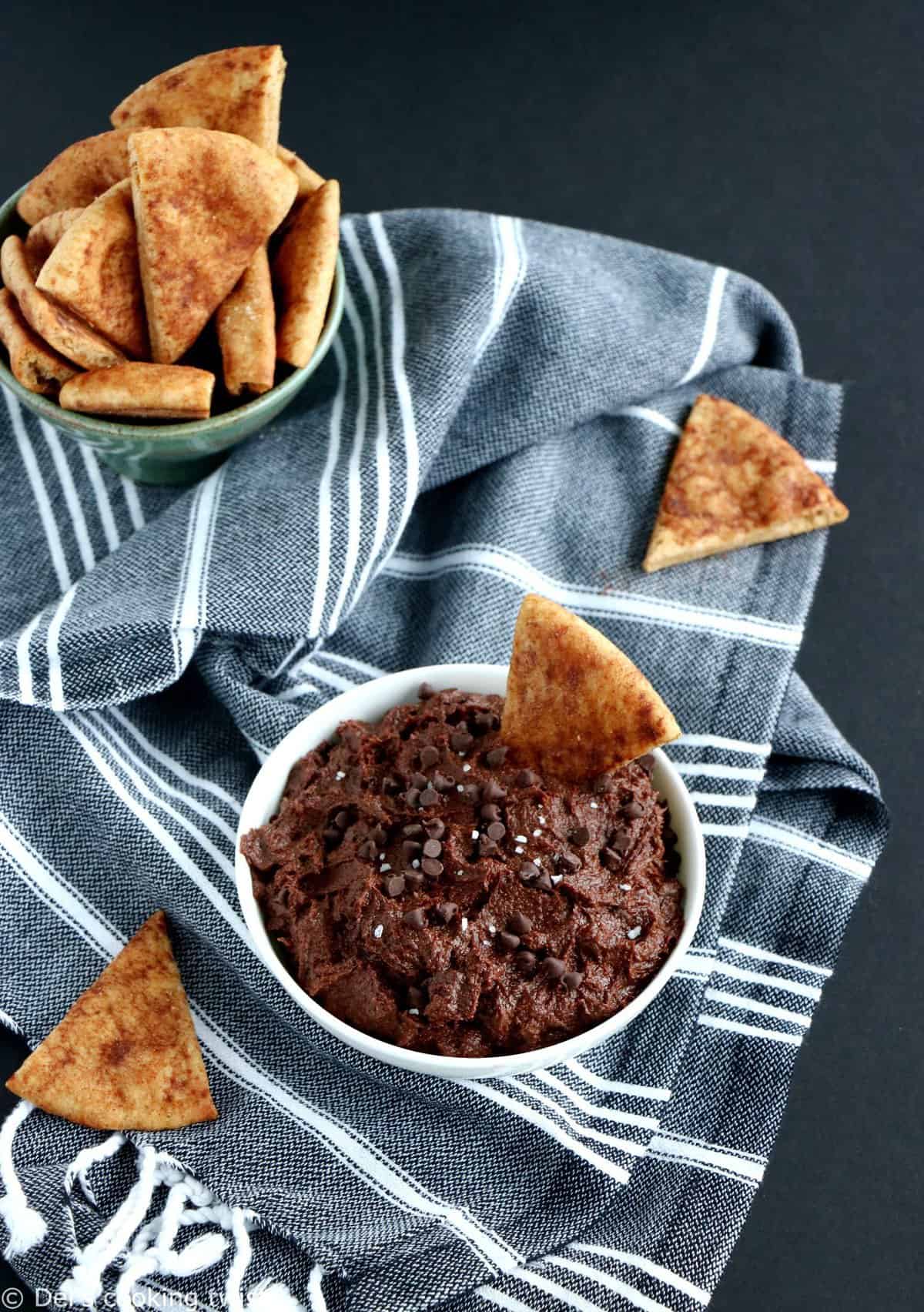 Brownie batter dip et chips de pita à la cannelle