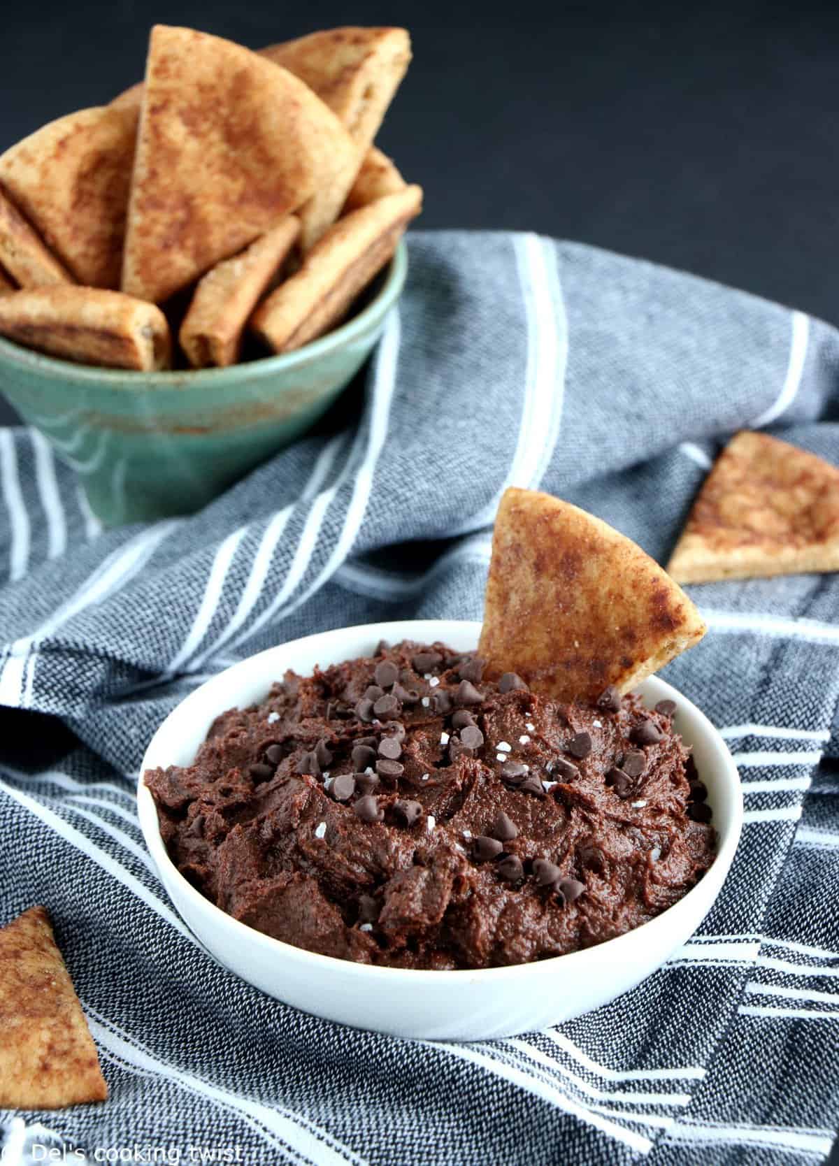 Brownie batter dip et chips de pita à la cannelle