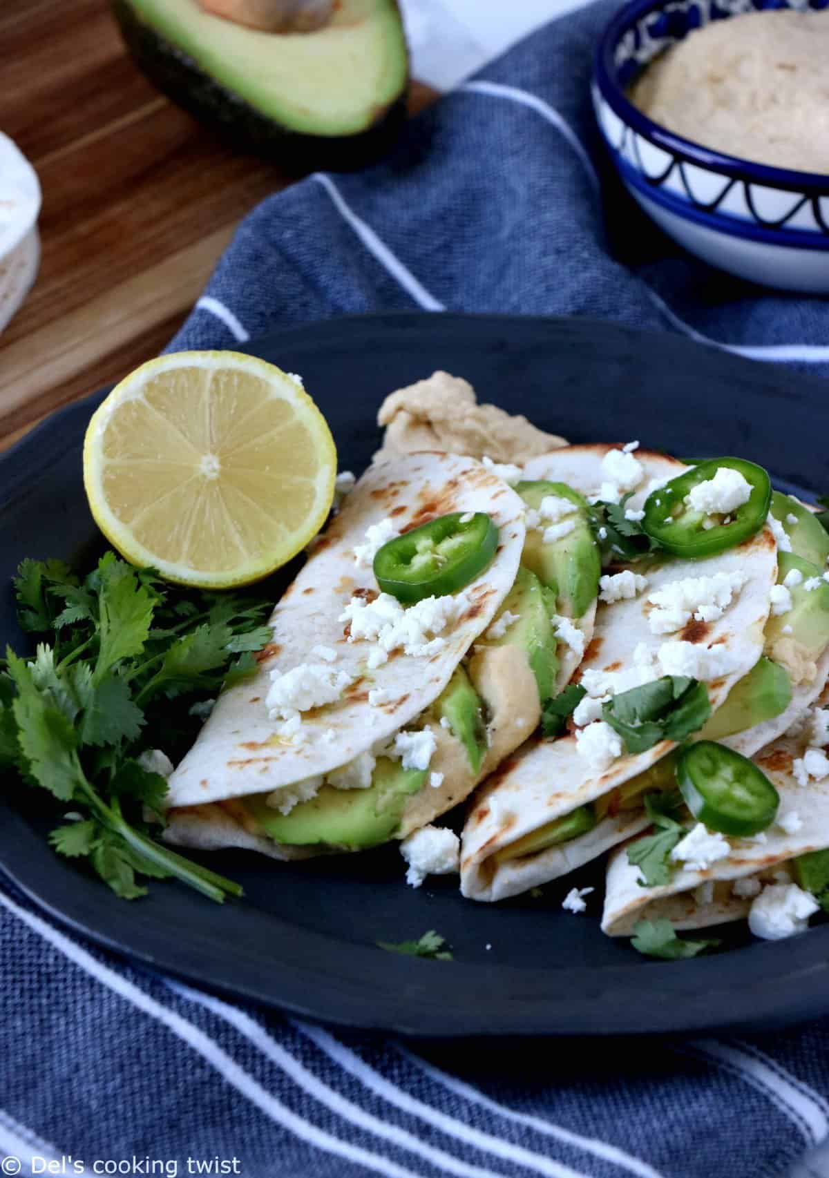 Quesadillas hummus avocat et feta