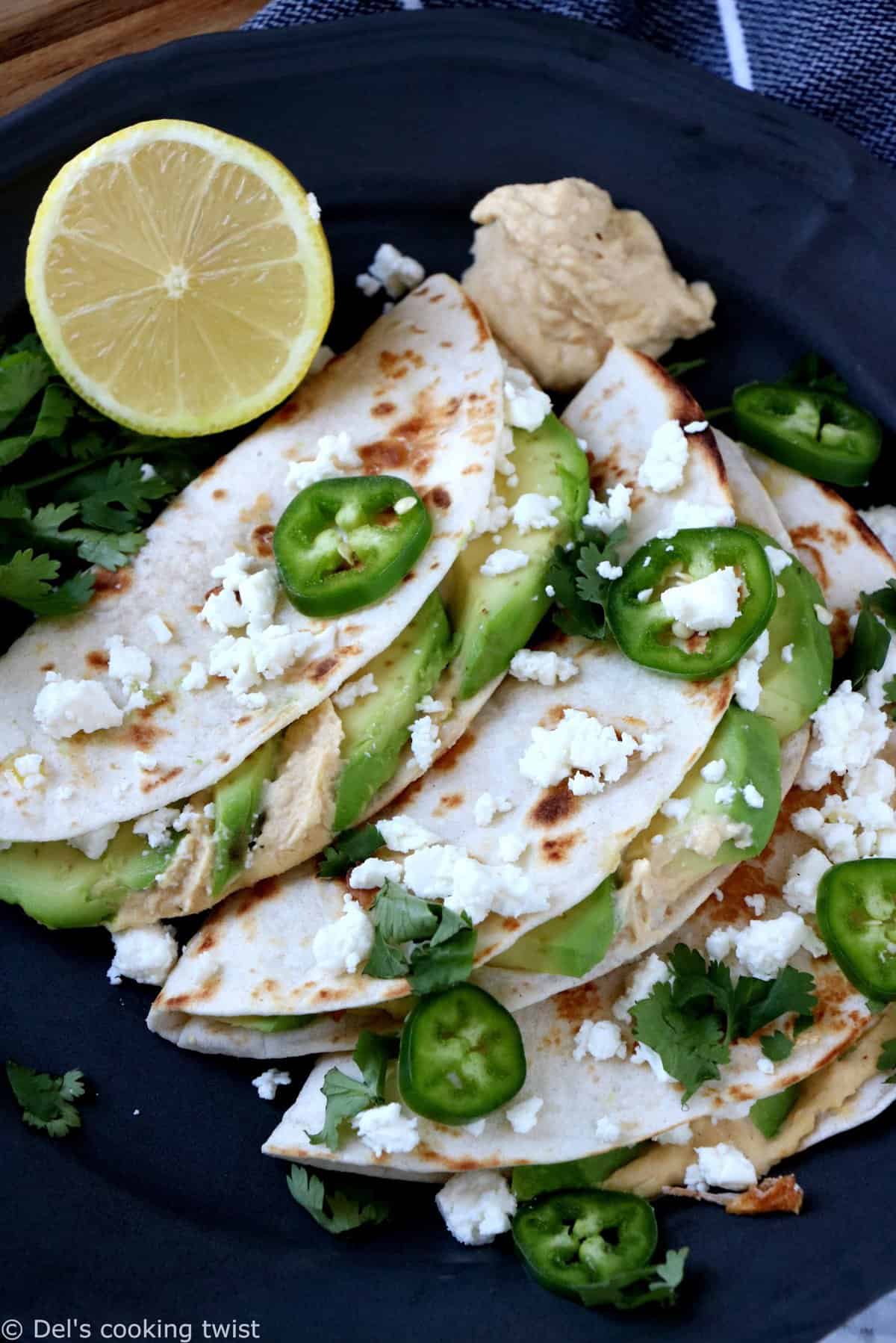 Quesadillas hummus avocat et feta