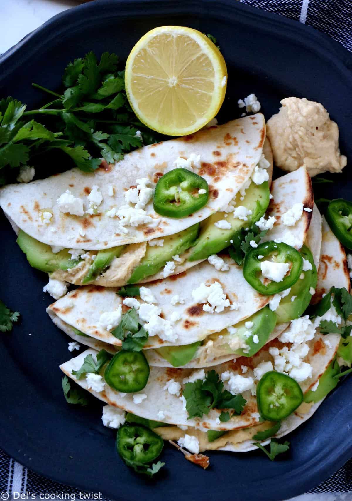 Quesadillas hummus avocat et feta