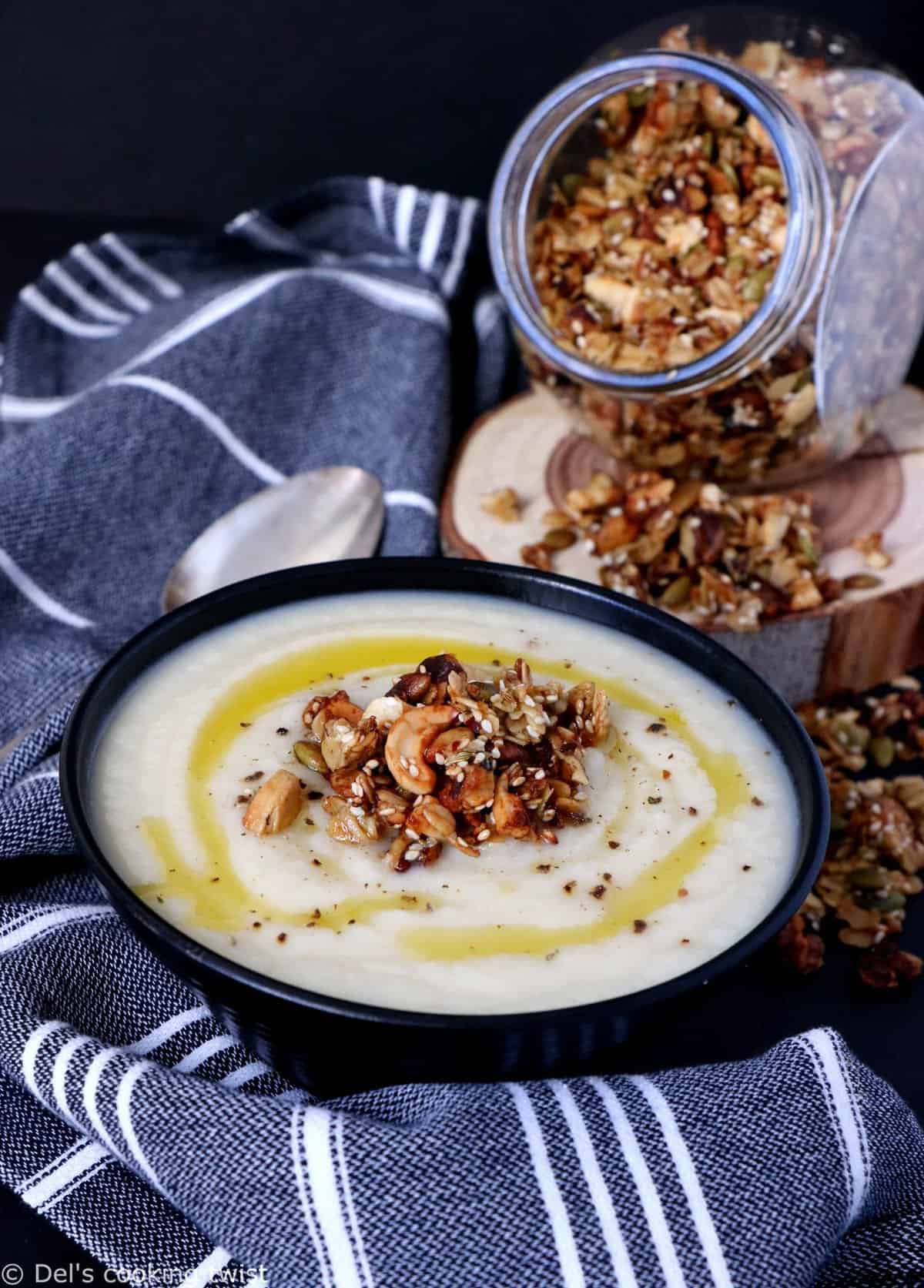 Soupe de panais, celeri rave et son granola salé