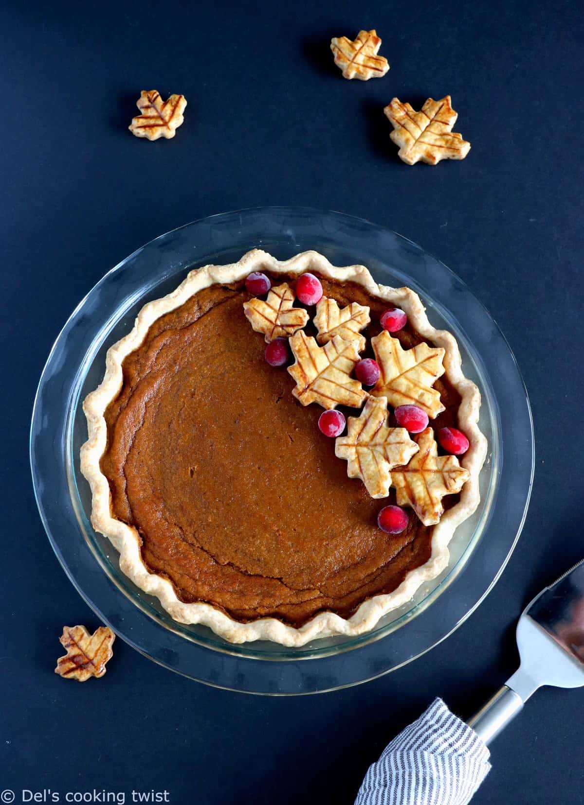 Dessert classique de Thanksgiving, la vraie pumpkin pie américaine est onctueuse, crémeuse et délicieusement parfumée aux épices chaudes d’automne. Découvrez ma recette authentique, réalisée avec des ingrédients naturels et entiers.