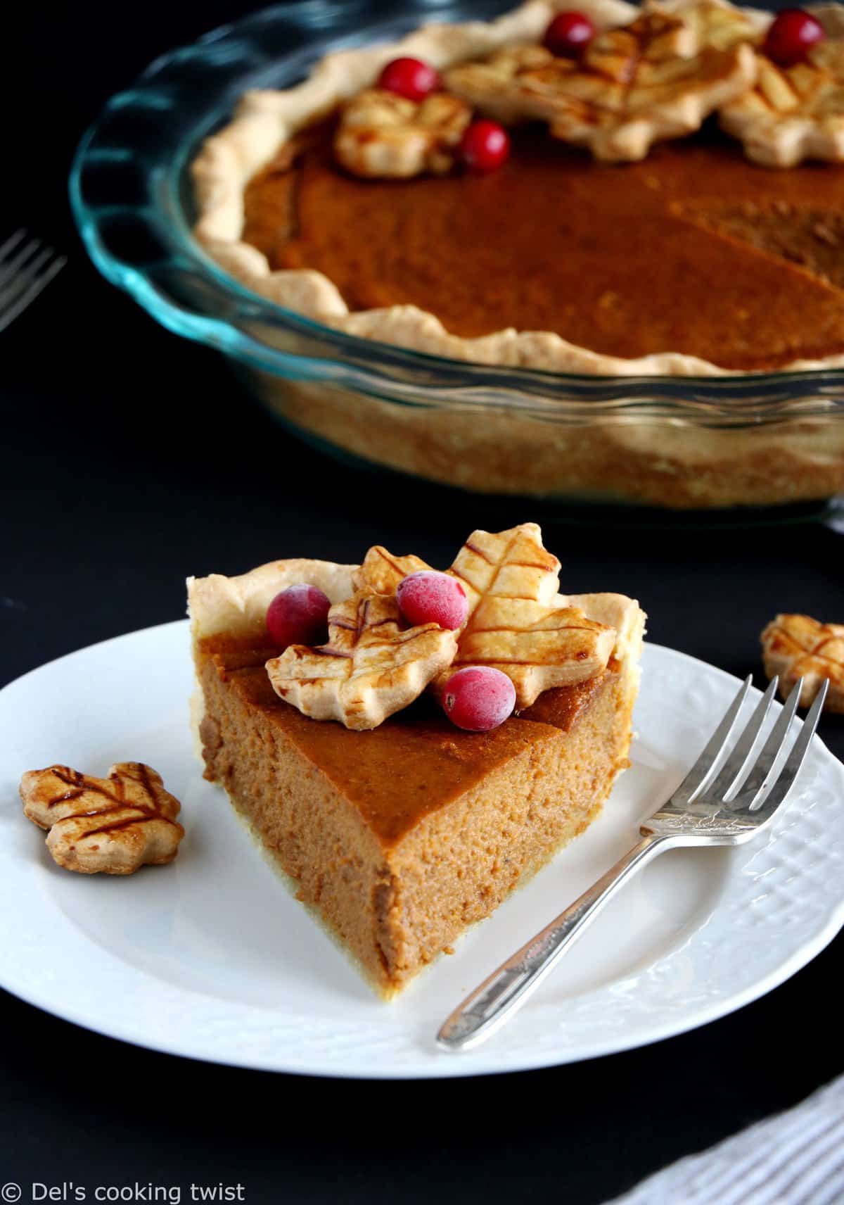 Dessert classique de Thanksgiving, la vraie pumpkin pie américaine est onctueuse, crémeuse et délicieusement parfumée aux épices chaudes d’automne. Découvrez ma recette authentique, réalisée avec des ingrédients naturels et entiers.