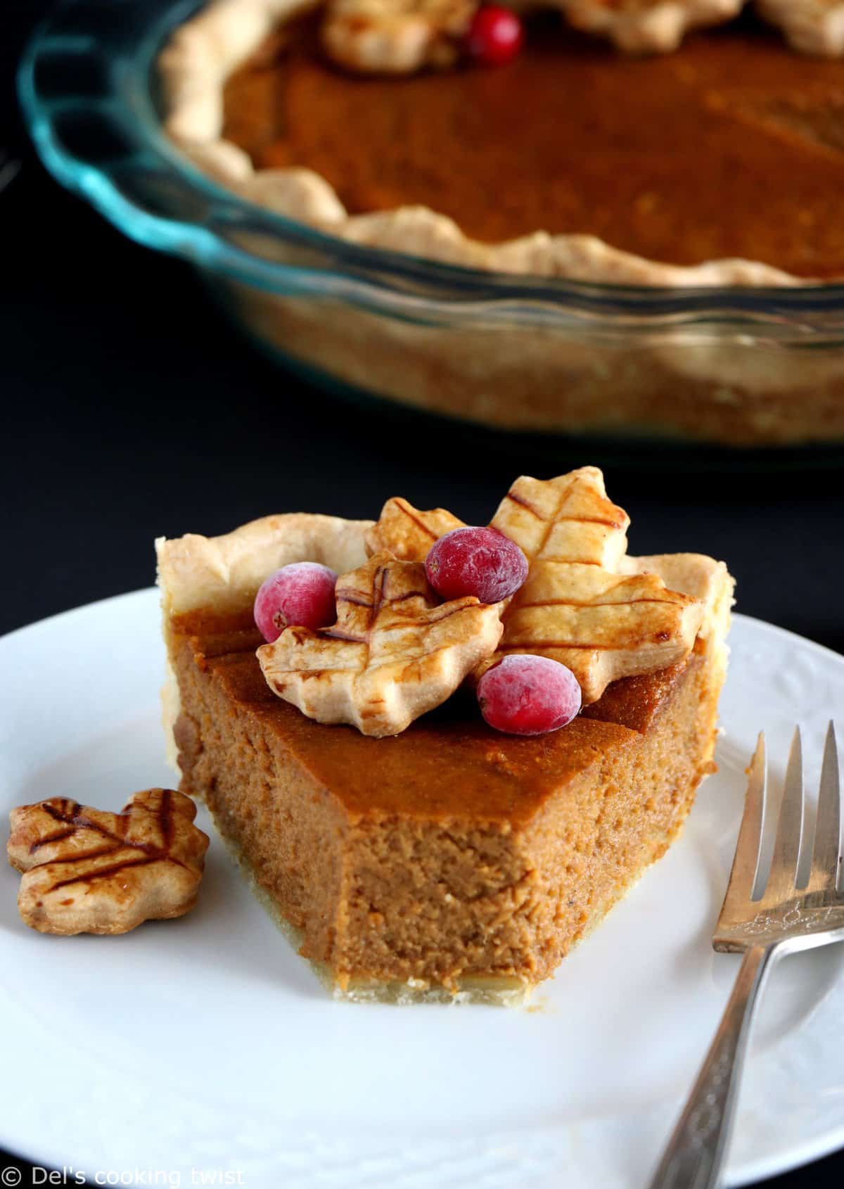 Dessert classique de Thanksgiving, la vraie pumpkin pie américaine est onctueuse, crémeuse et délicieusement parfumée aux épices chaudes d’automne. Découvrez ma recette authentique, réalisée avec des ingrédients naturels et entiers.