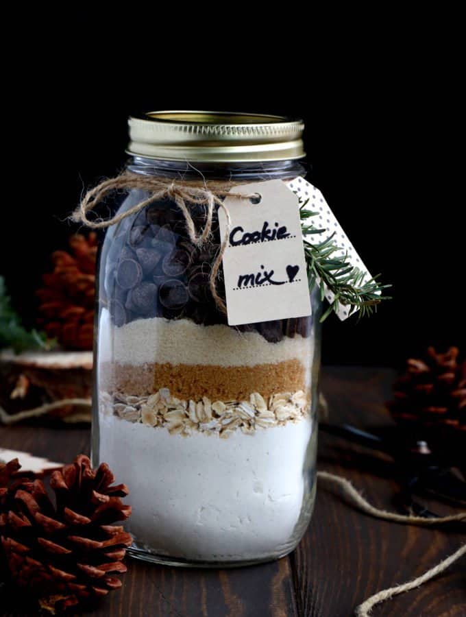 Ce kit cookies aux pépites de chocolat en bocal est un cadeau gourmand personnalisé à offrir à vos proches en toute occasion. Imprimez l’étiquette avec les instructions pour réaliser les cookies et le tour est joué.