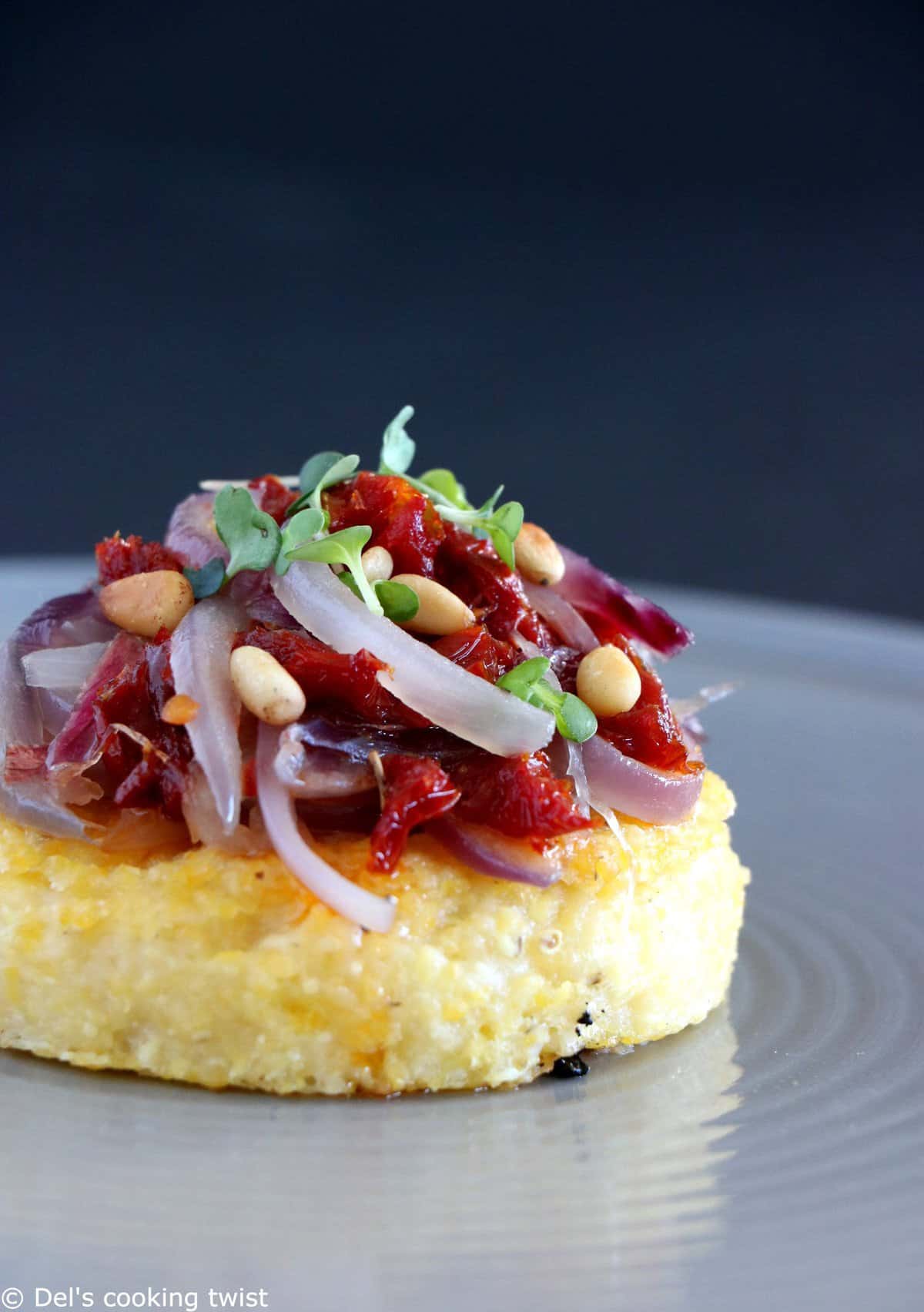 Bouchées de polenta aux oignons caramélisés (vegan, sans gluten)