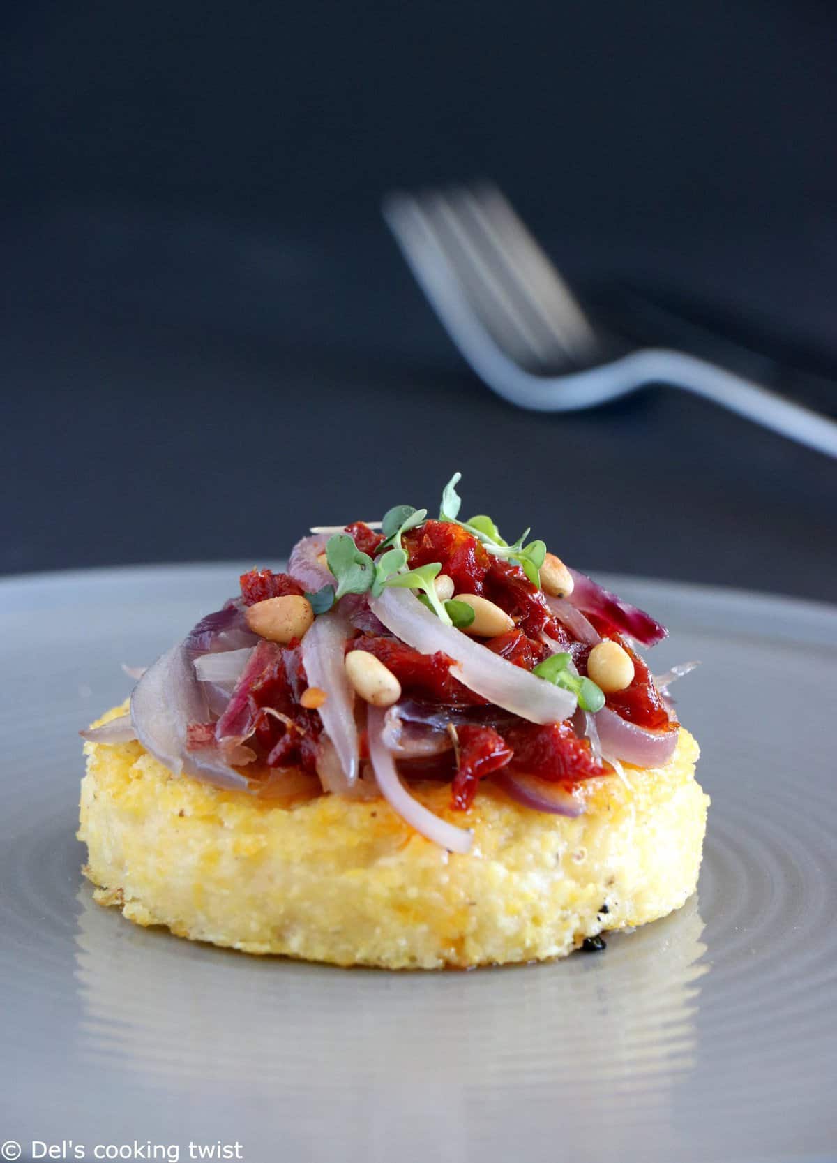 Bouchées de polenta aux oignons caramélisés (vegan, sans gluten)