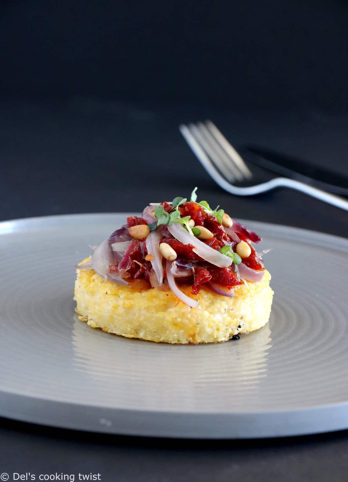 Bouchées de polenta aux oignons caramélisés (vegan, sans gluten)