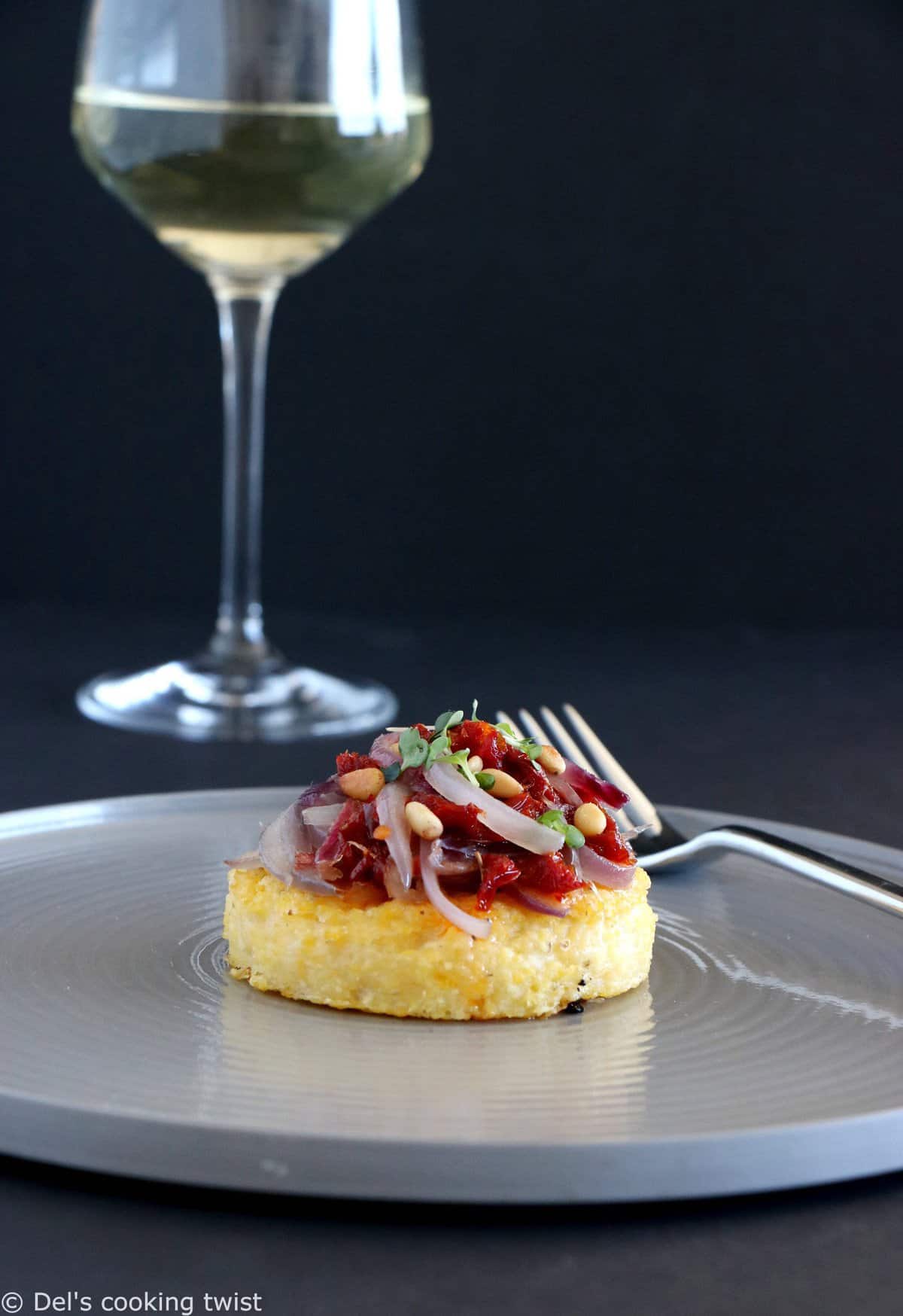 Bouchées de polenta aux oignons caramélisés (vegan, sans gluten)