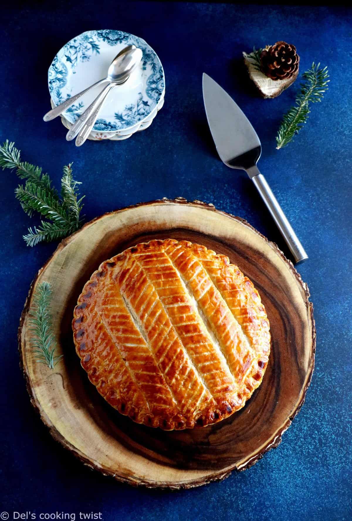 L'incontournable galette des rois à la frangipane, parfumée ici à la fève tonka. La recette vient avec un tutoriel étape par étape pour apprendre à réaliser une pâte feuilletée.