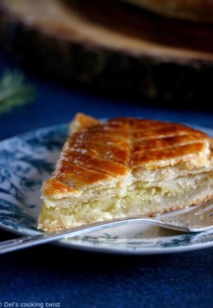 L'incontournable galette des rois à la frangipane, parfumée ici à la fève tonka. La recette vient avec un tutoriel étape par étape pour apprendre à réaliser une pâte feuilletée.