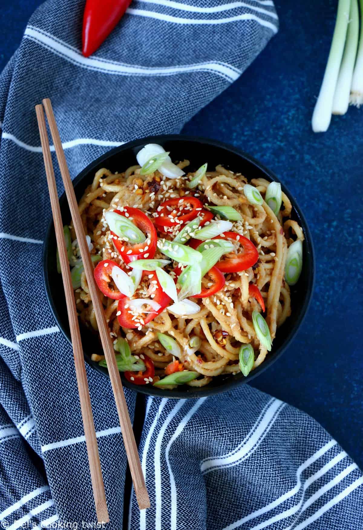 Recette de nouilles japonaises aux légumes et aux cacahuètes