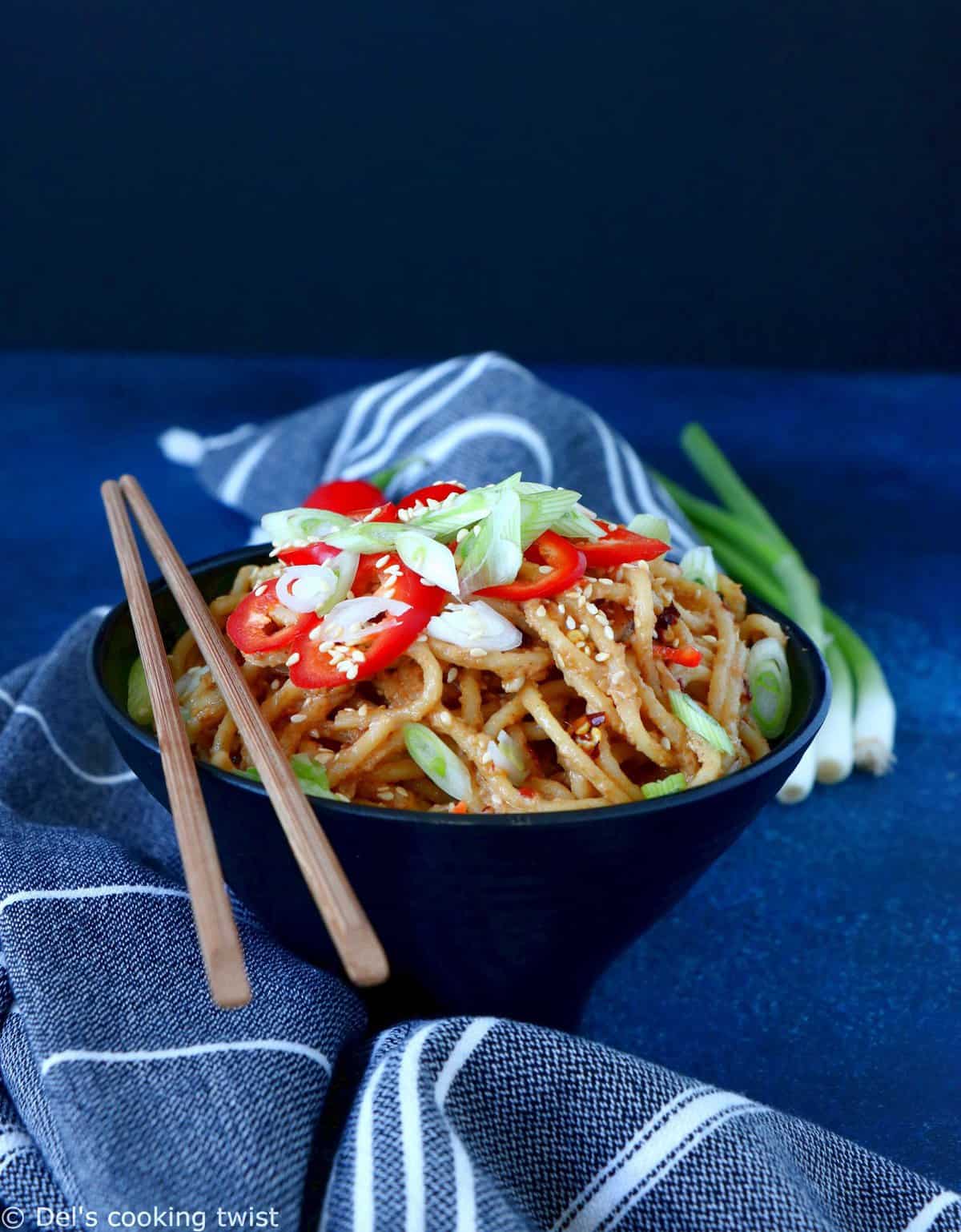 Nouilles asiatiques épicées au beurre de cacahuète (vegan)