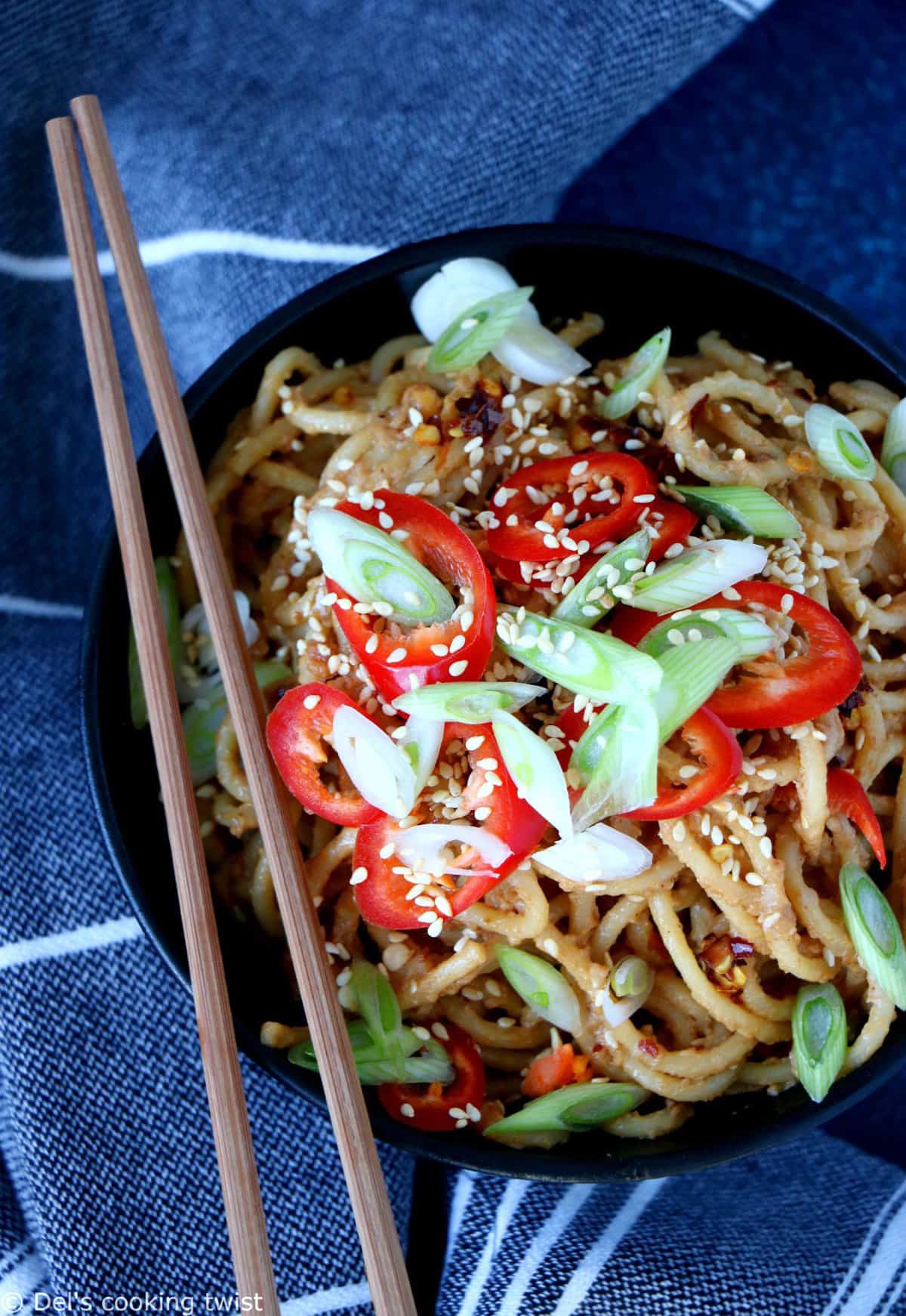 Nouilles asiatiques épicées au beurre de cacahuète (vegan)