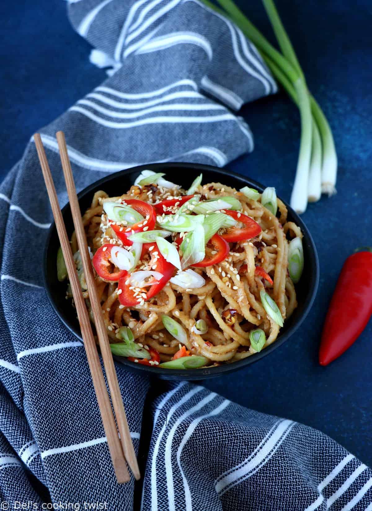 Nouilles asiatiques épicées au beurre de cacahuète (vegan)