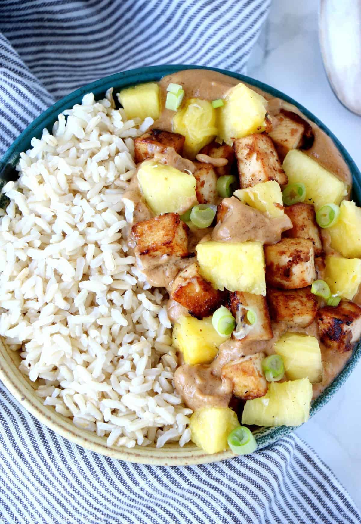 Sauté de tofu et ananas, sauce crémeuse au beurre de cacahuète (vegan, sans gluten)