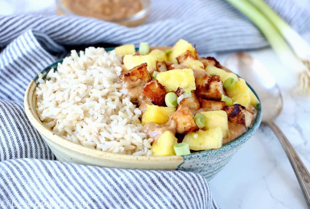 Sauté de tofu et ananas, sauce crémeuse au beurre de cacahuète (vegan, sans gluten)