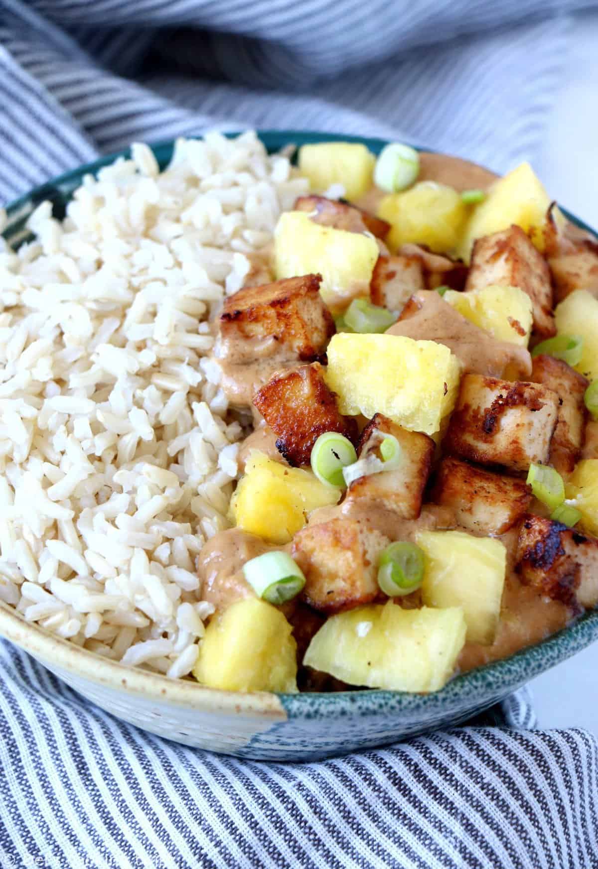 Sauté de tofu et ananas, sauce crémeuse au beurre de cacahuète (vegan, sans gluten)