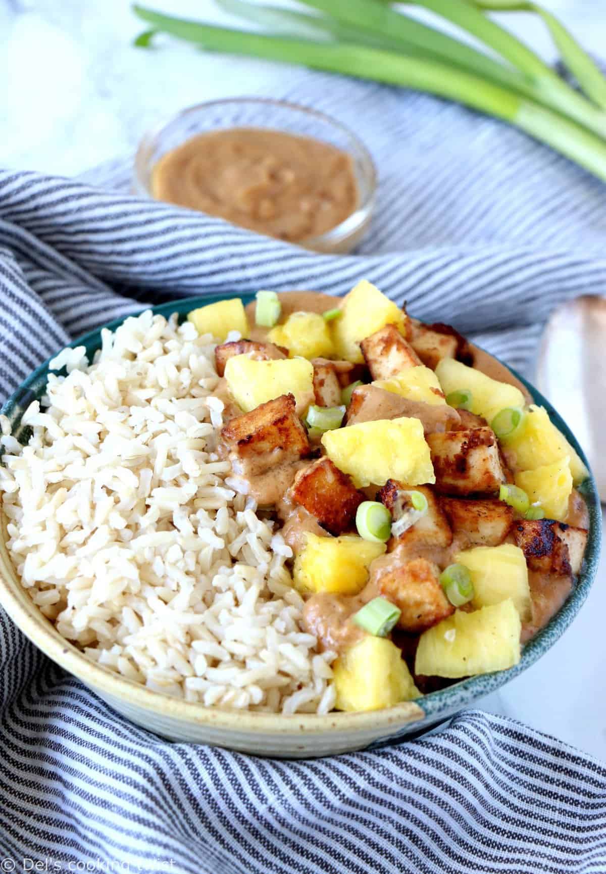 Sauté de tofu et ananas, sauce crémeuse au beurre de cacahuète (vegan, sans gluten)