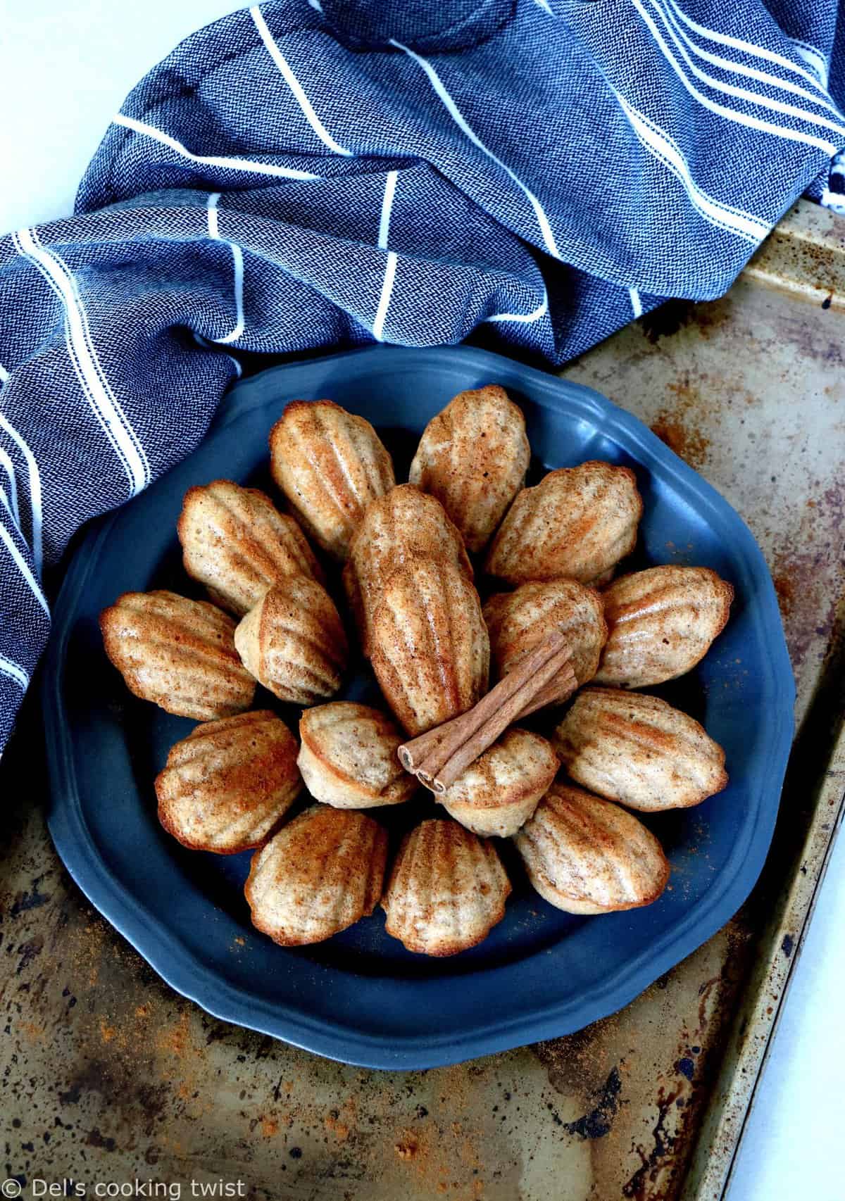 Madeleine aux épices de Noël moulée au chocolat noir