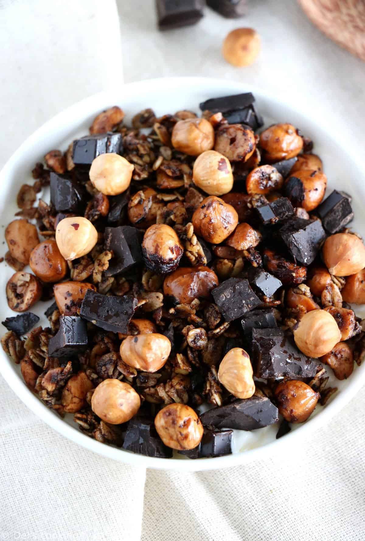 Croquant, chocolaté et riche en saveurs, ce granola chocolat-café est réalisé avec des noisettes entières grillées au four.