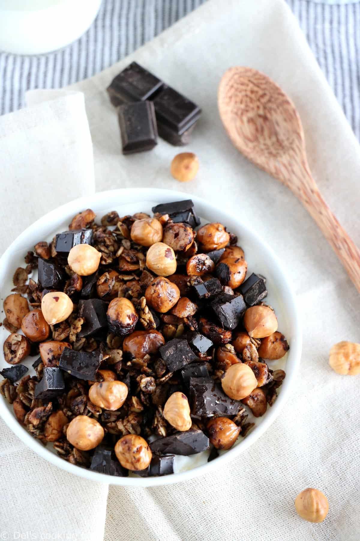 Croquant, chocolaté et riche en saveurs, ce granola chocolat-café est réalisé avec des noisettes entières grillées au four.