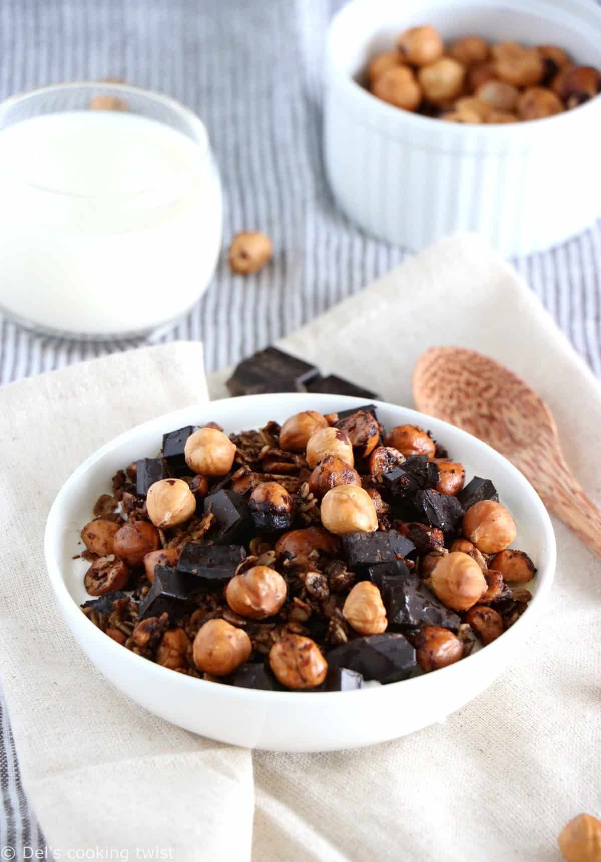 Croquant, chocolaté et riche en saveurs, ce granola chocolat-café est réalisé avec des noisettes entières grillées au four.