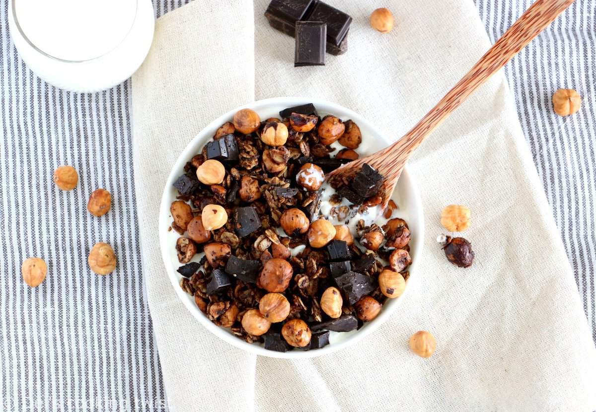 Croquant, chocolaté et riche en saveurs, ce granola chocolat-café est réalisé avec des noisettes entières grillées au four.