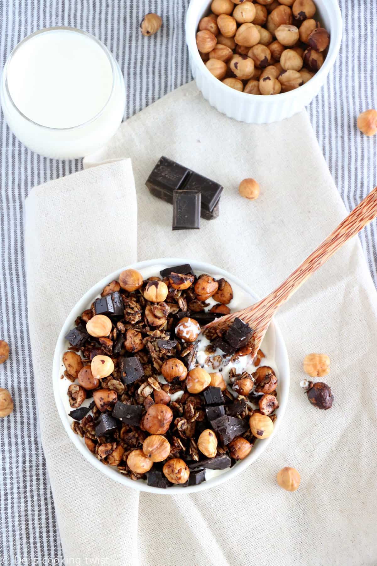 Croquant, chocolaté et riche en saveurs, ce granola chocolat-café est réalisé avec des noisettes entières grillées au four.