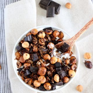 Croquant, chocolaté et riche en saveurs, ce granola chocolat-café est réalisé avec des noisettes entières grillées au four.