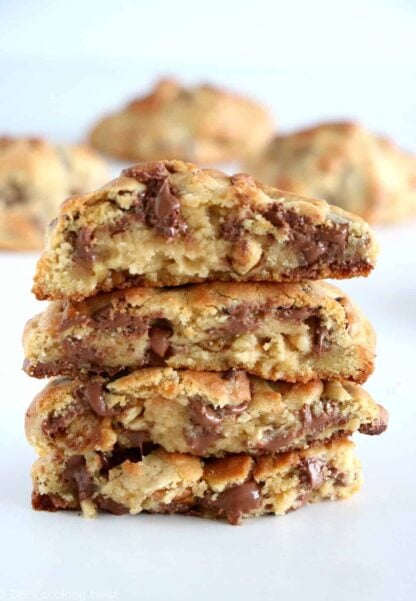 Découvrez la recette des cookies mondialement connus de chez Levain Bakery à NYC : des cookies géants et épais, dorés et croquants en surface, le tout dévoilant un centre mi-cuit des plus irrésistibles. Des cookies à tomber !