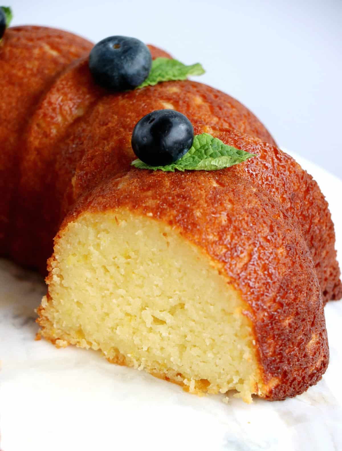 Ce Bundt cake au citron et à la ricotta saura vous séduire tant par ses saveurs acidulées que par sa texture extrêmement moelleuse.