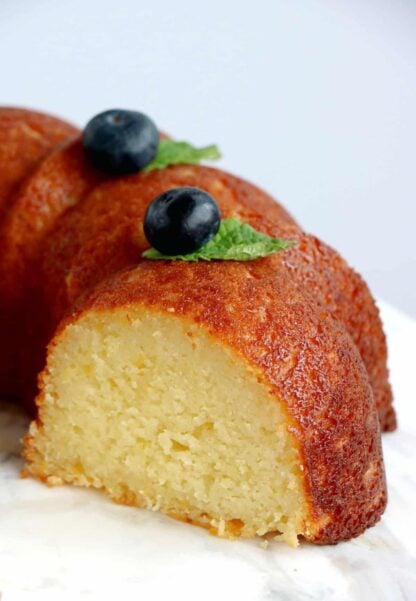 Ce Bundt cake au citron et à la ricotta saura vous séduire tant par ses saveurs acidulées que par sa texture extrêmement moelleuse.