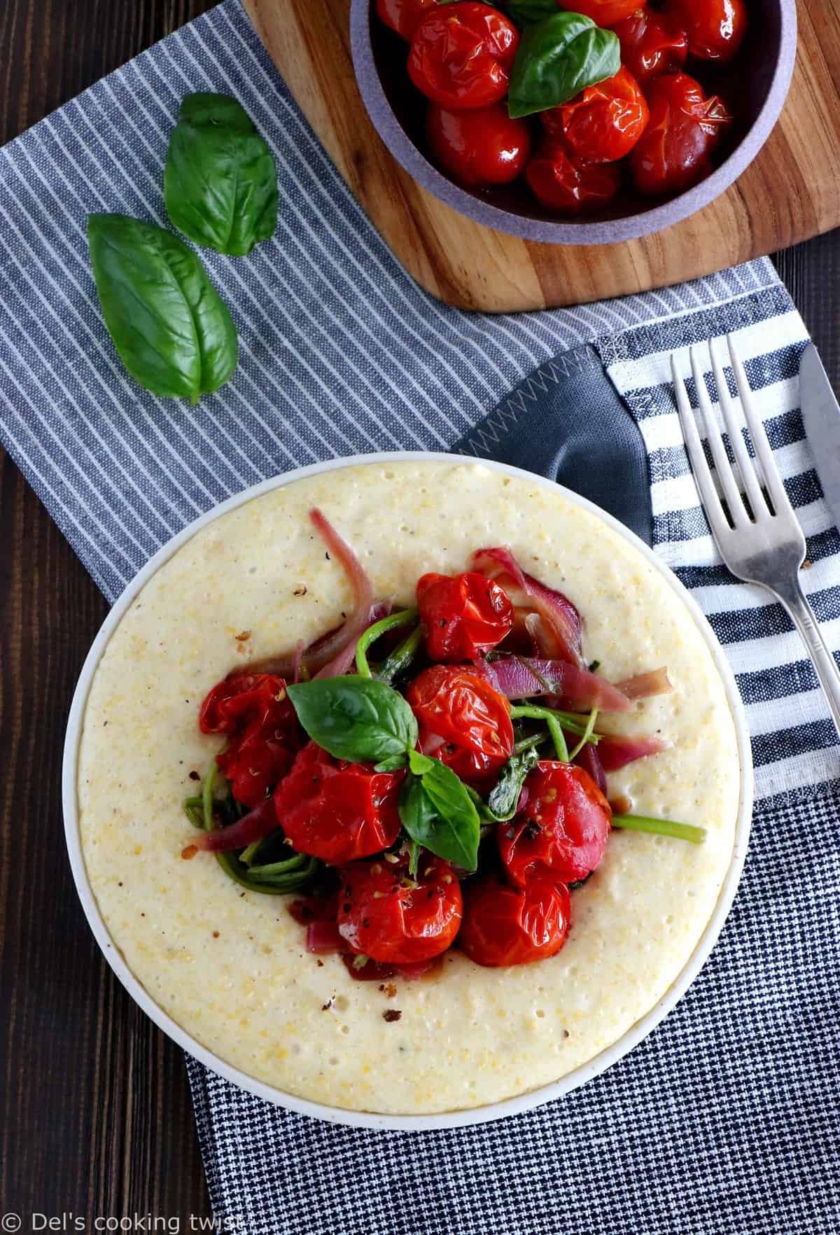 Polenta au chèvre, tomates cerises rôties et épinards