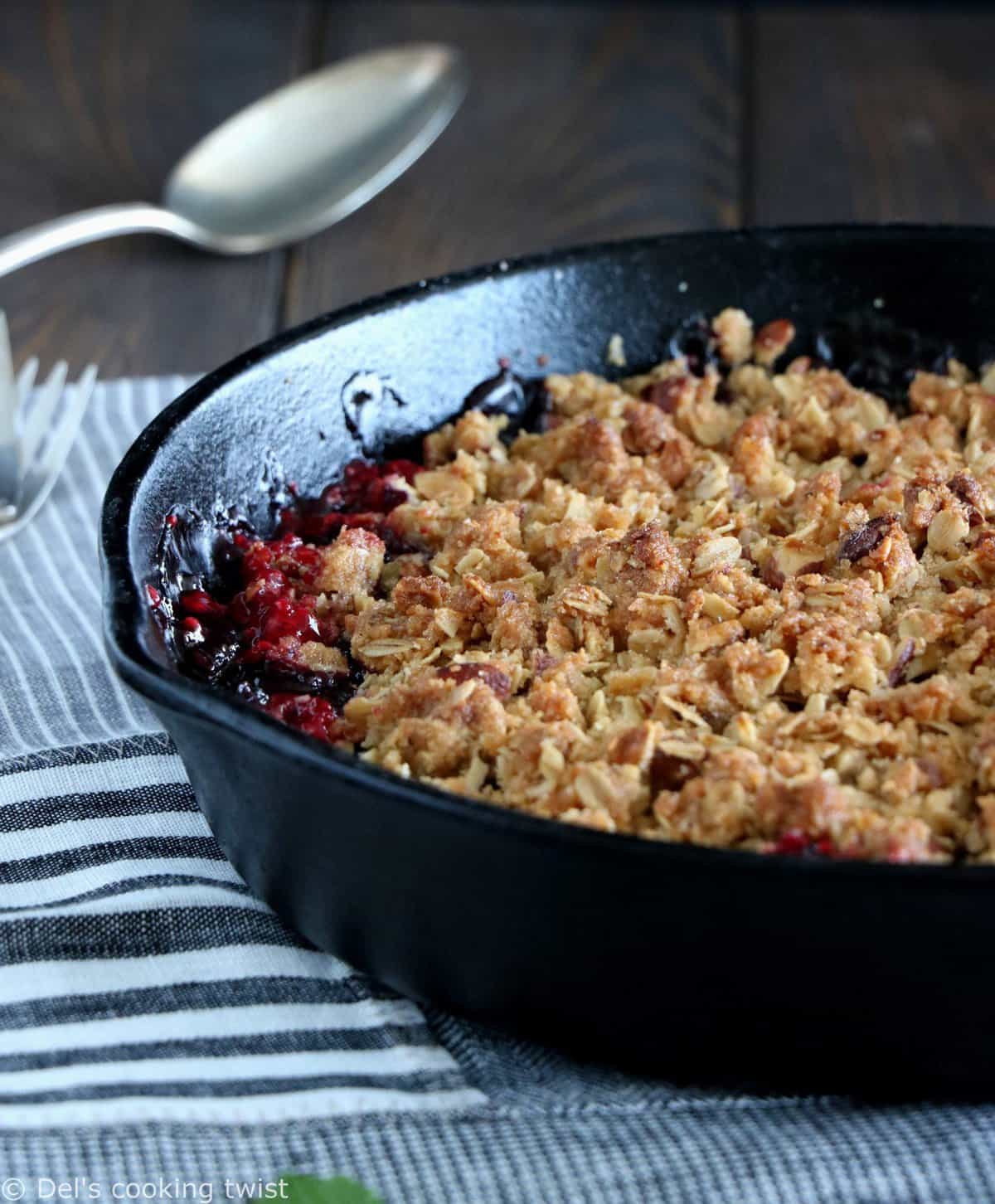 Crumble aux fruits rouges et sauce chocolat blanc