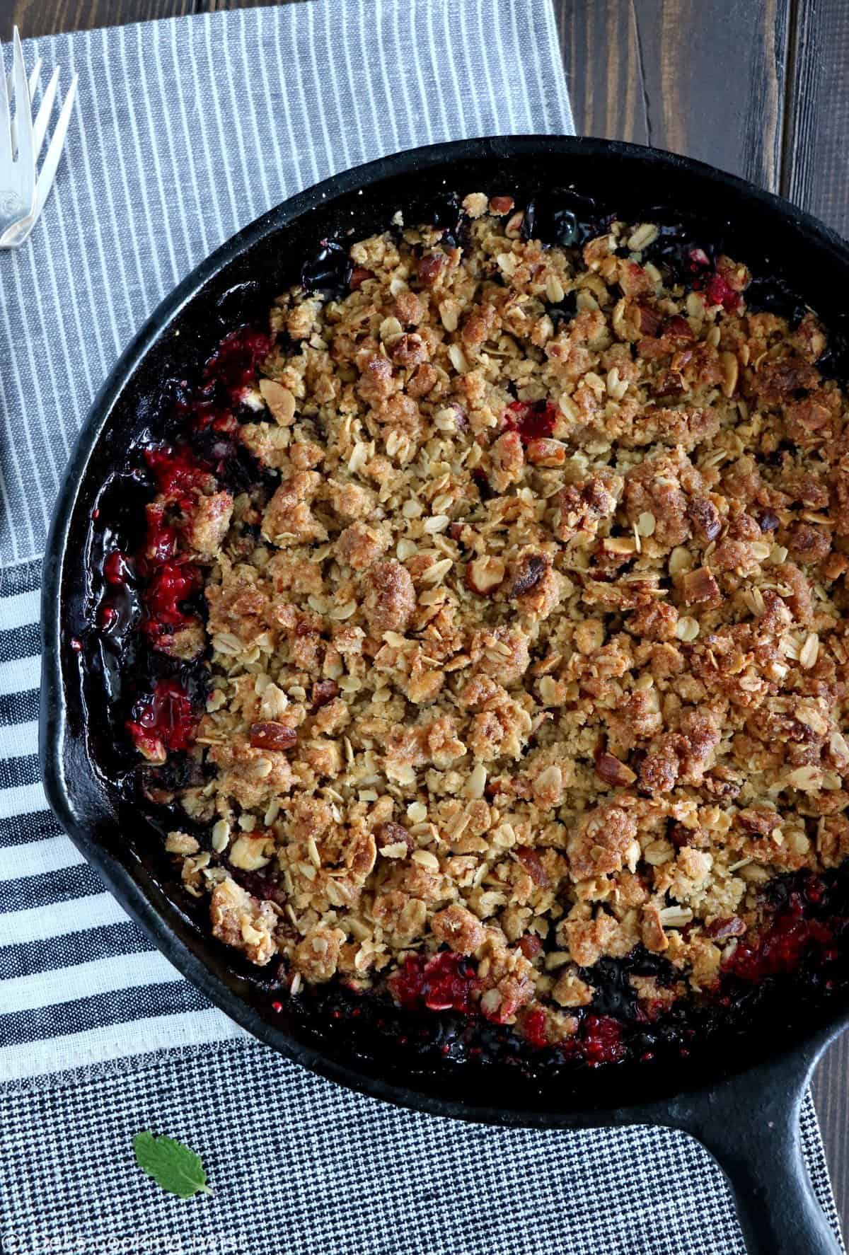 Crumble aux fruits rouges et sauce chocolat blanc