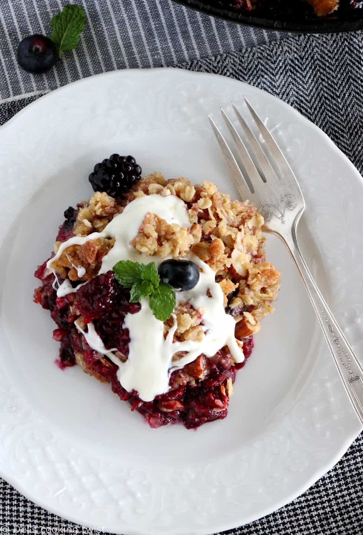 Crumble aux fruits rouges et sauce chocolat blanc