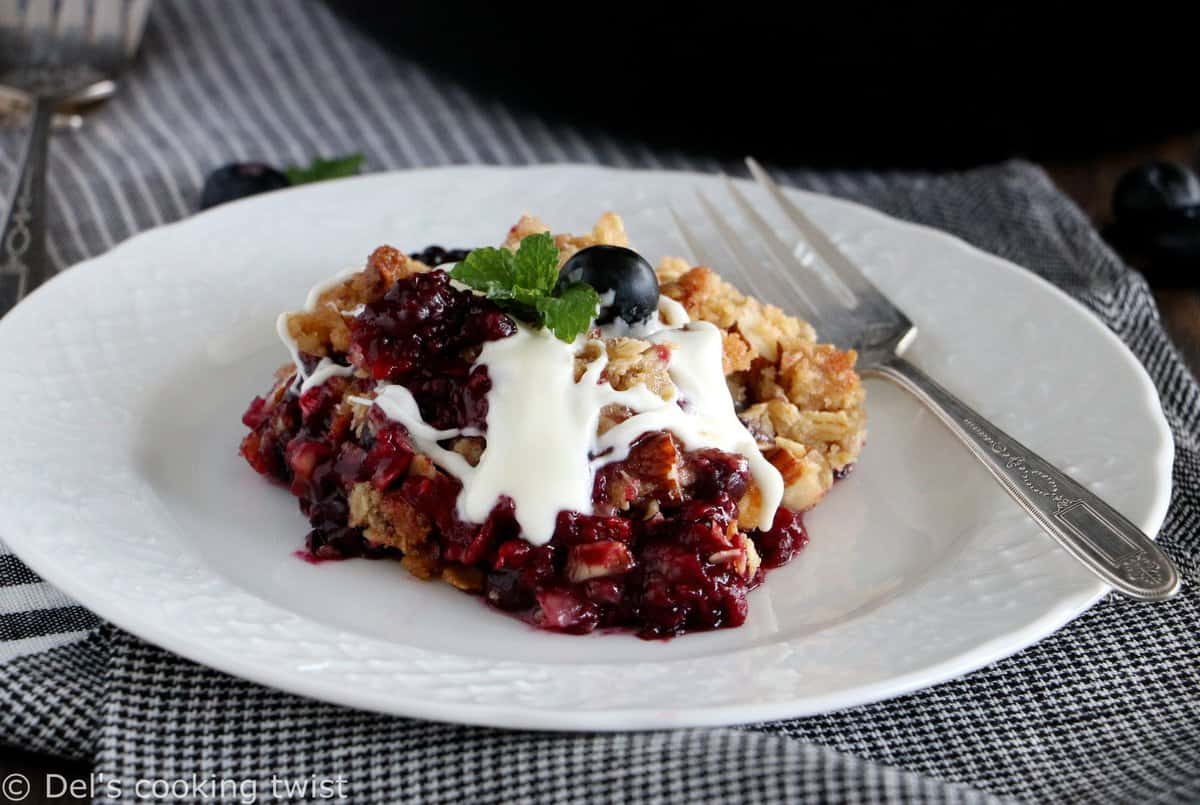 Crumble aux fruits rouges et sauce chocolat blanc