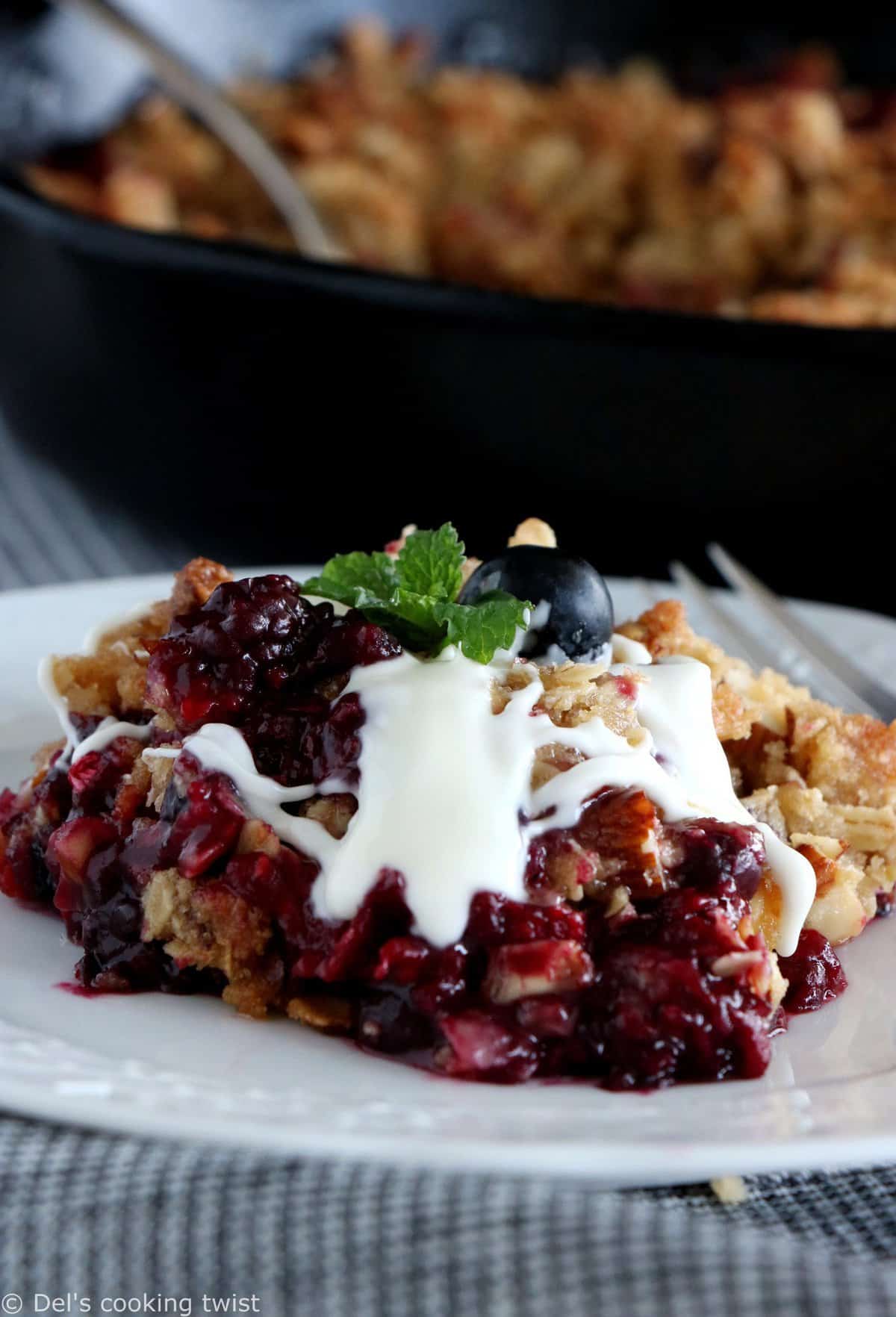 Crumble aux fruits rouges et sauce chocolat blanc