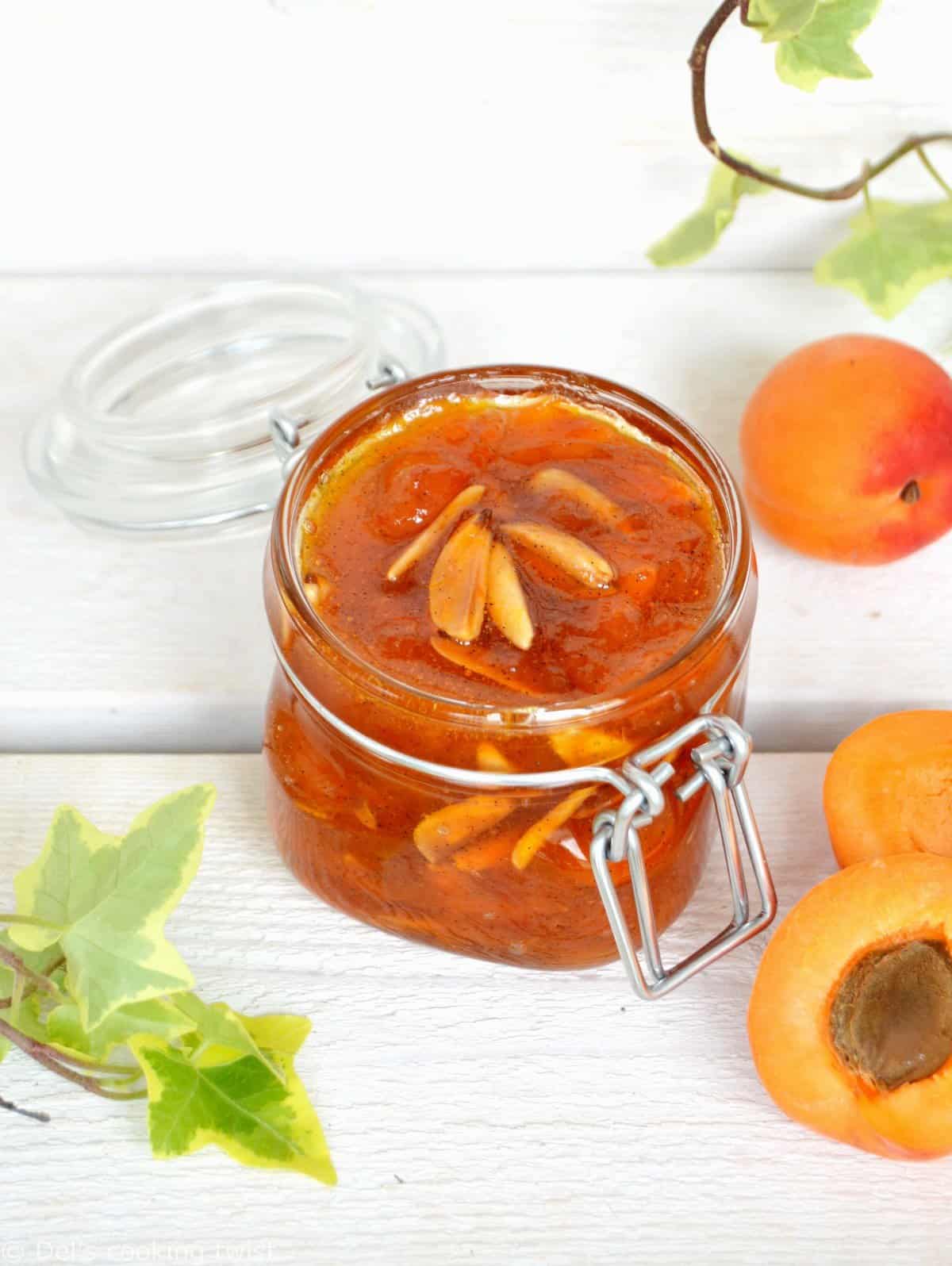 Confiture d'abricots vanillée aux amandes