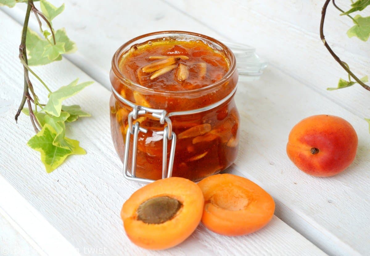 Confiture d'abricots vanillée aux amandes