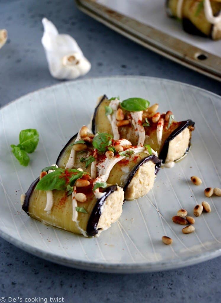 Ces roulés d’aubergine garnis de houmous maison à l’ail rôti sont des petites bouchées apéritives estivales à la fois originales, savoureuses et relativement saines.