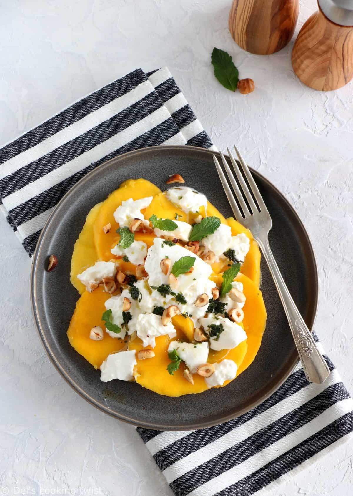 Salade de mangue à la burrata, noisettes grillées et pesto de menthe