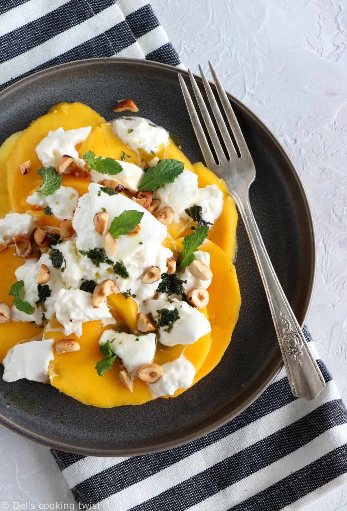 Salade de mangue à la burrata, noisettes grillées et pesto de menthe