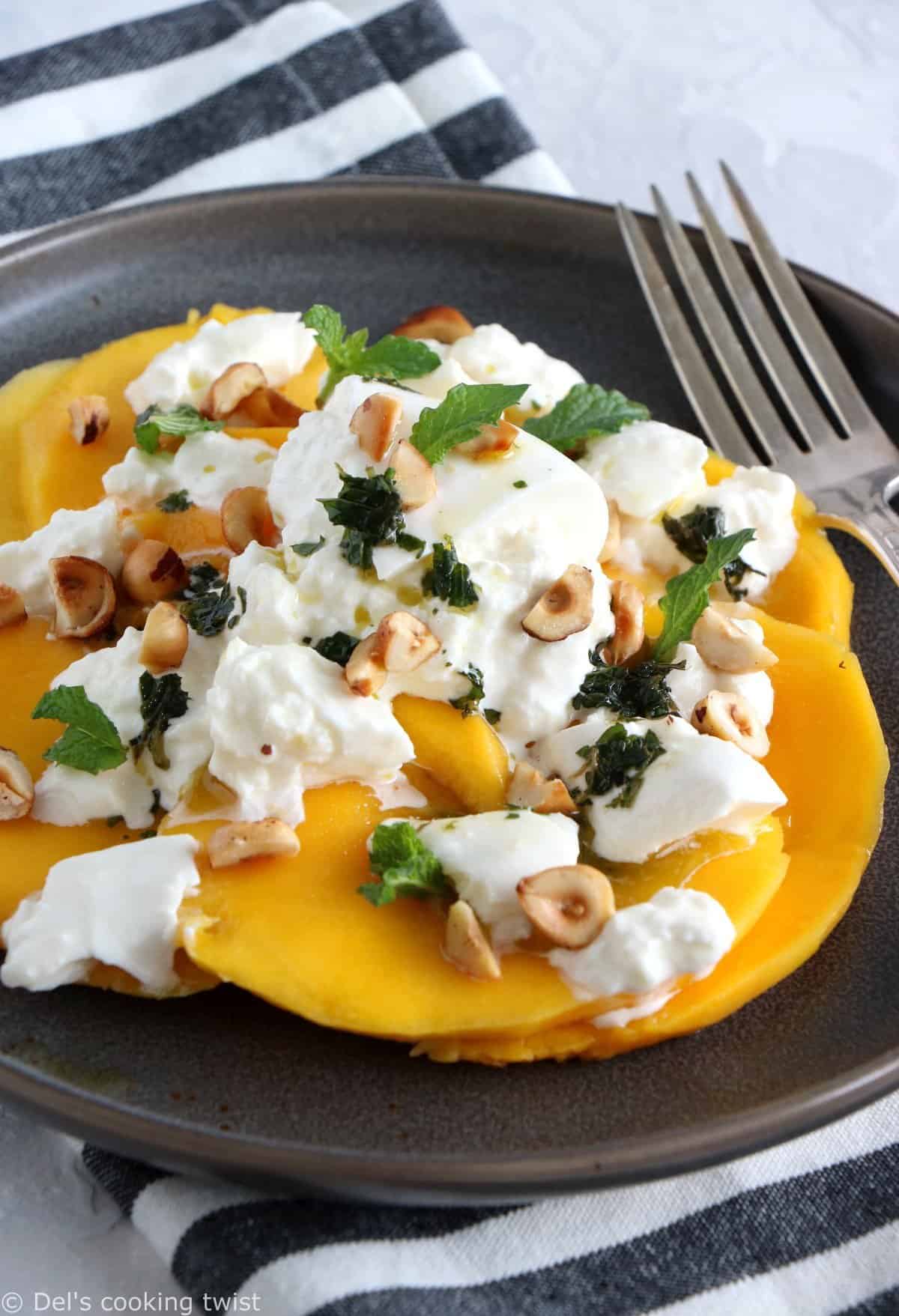 Salade de mangue à la burrata, noisettes grillées et pesto de menthe