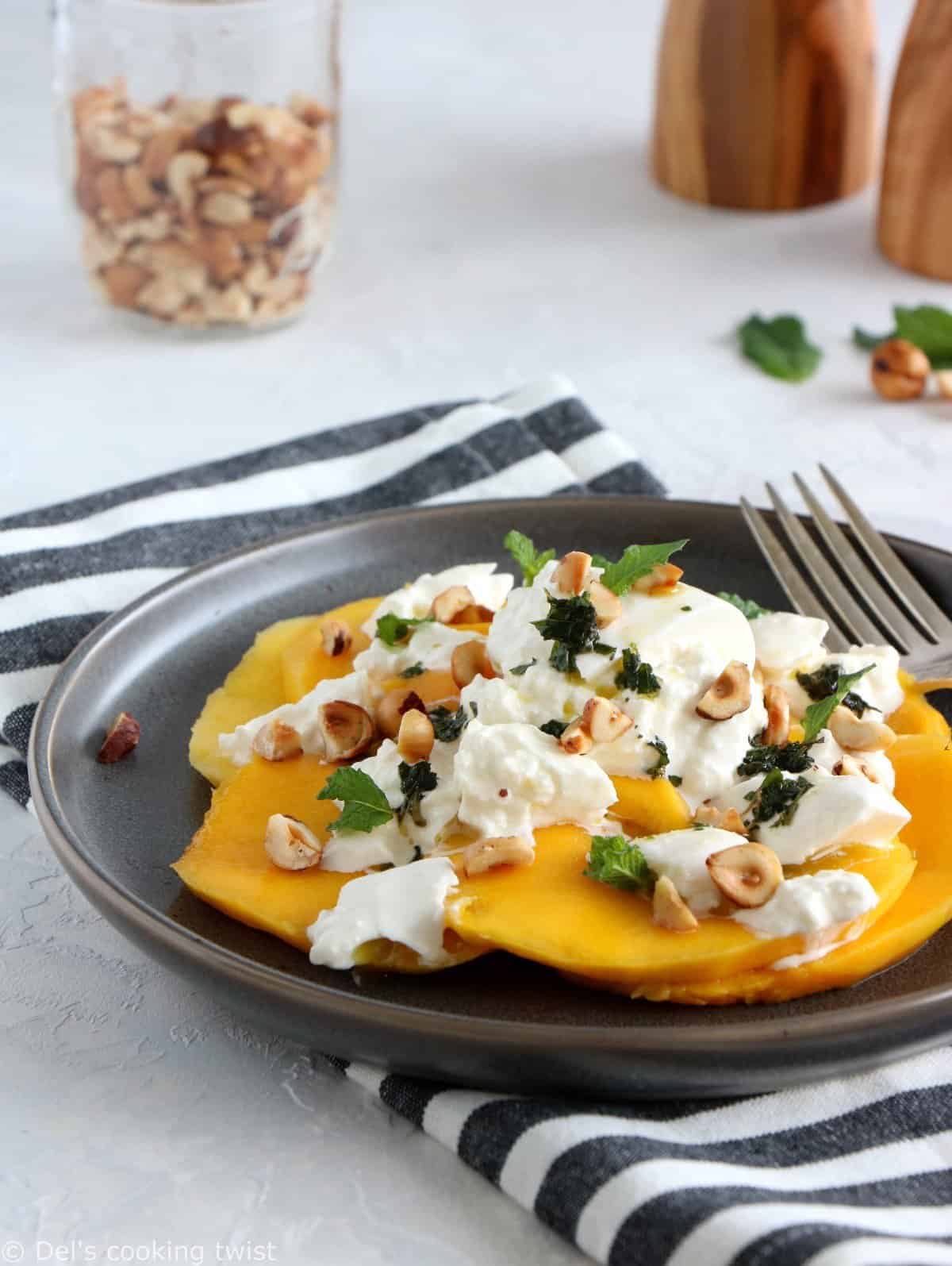 Salade de mangue à la burrata, noisettes grillées et pesto de menthe