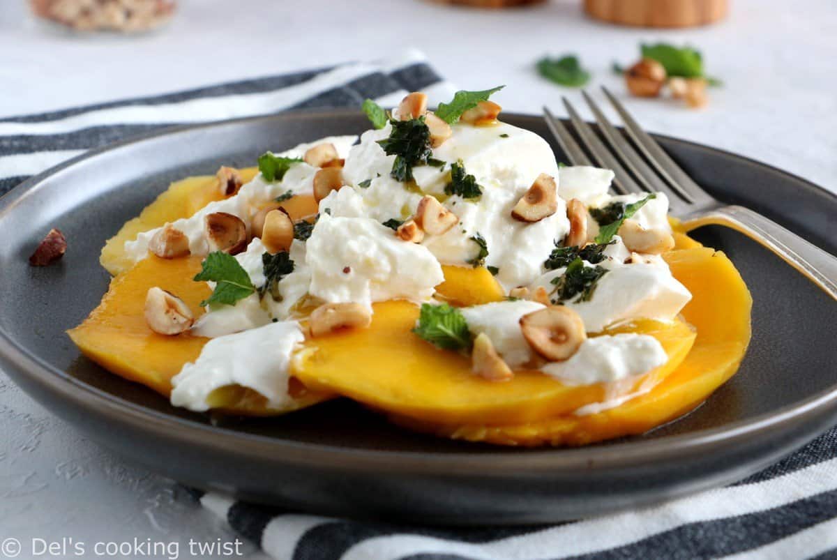 Salade de mangue à la burrata, noisettes grillées et pesto de menthe