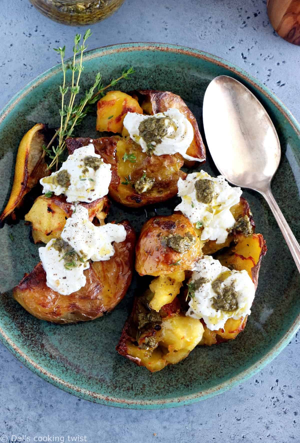 Pommes de terre écrasées au four, burrata et pesto