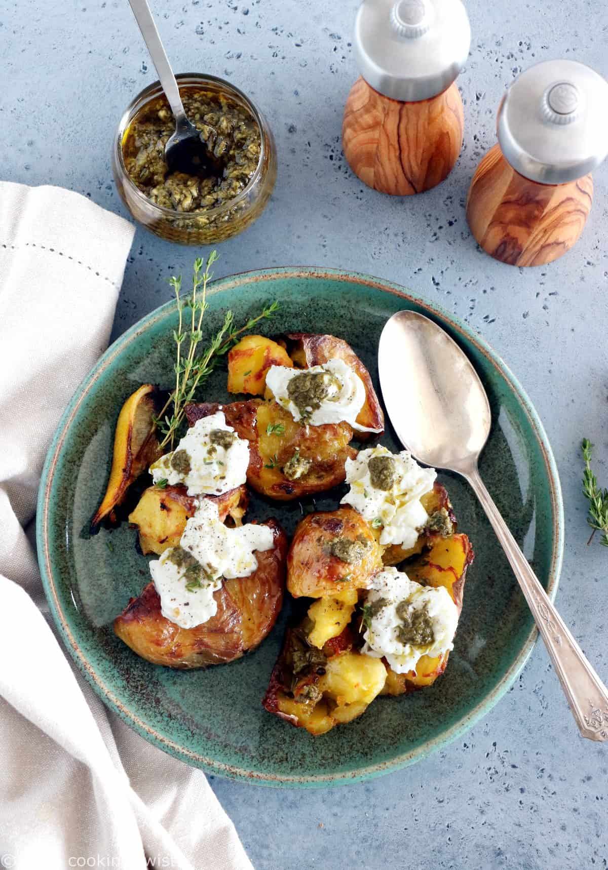 Pommes de terre écrasées au four, burrata et pesto